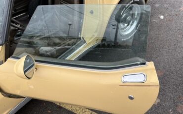 Chevrolet-Corvette-1977-Cream-Brown-leather-11