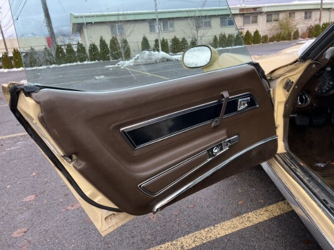 Chevrolet-Corvette-1977-Cream-Brown-leather-12