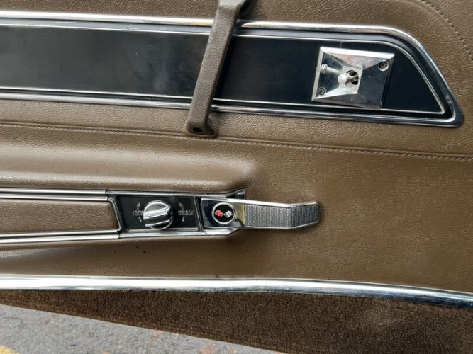 Chevrolet-Corvette-1977-Cream-Brown-leather-4