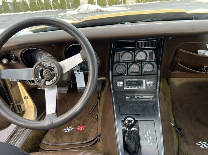 Chevrolet-Corvette-1977-Cream-Brown-leather-7