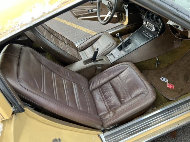 Chevrolet-Corvette-1977-Cream-Brown-leather-8
