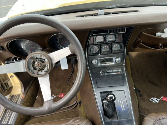 Chevrolet-Corvette-1977-Cream-Brown-leather-9
