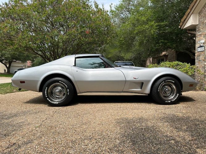 Chevrolet-Corvette-1977-Silver-2