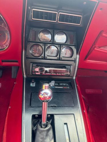 Chevrolet-Corvette-1977-Silver-Gray-Red-Leather-1