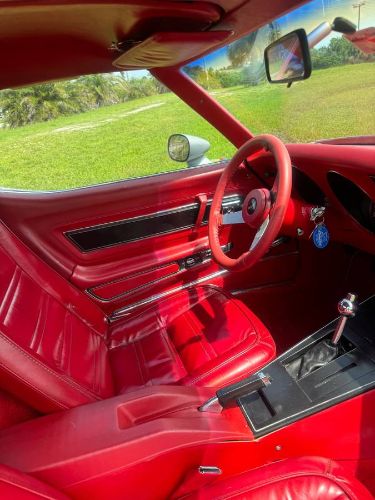 Chevrolet-Corvette-1977-Silver-Gray-Red-Leather-3