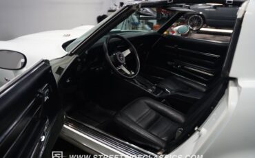 Chevrolet-Corvette-1977-White-Black-1