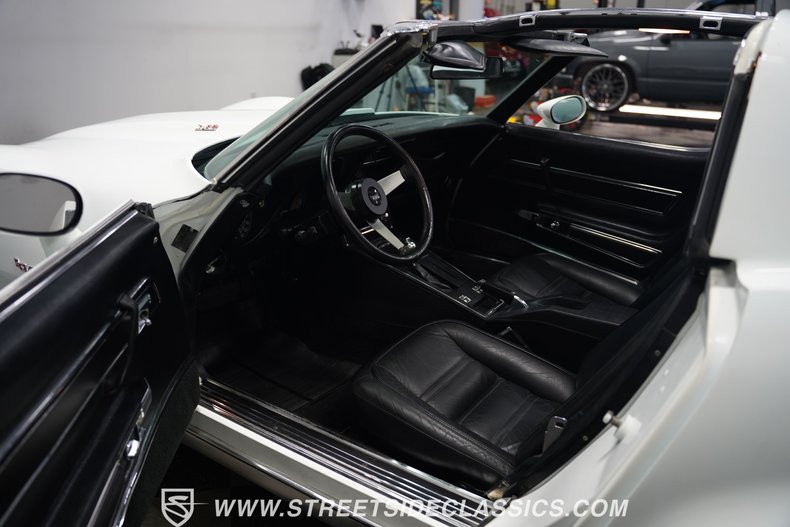 Chevrolet-Corvette-1977-White-Black-1