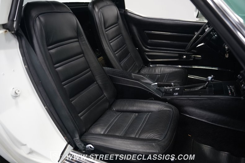 Chevrolet-Corvette-1977-White-Black-15