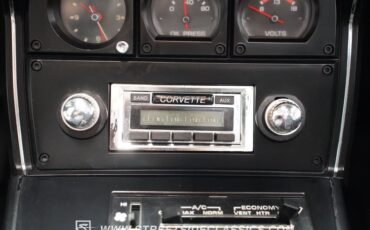 Chevrolet-Corvette-1977-White-Black-19
