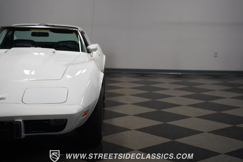 Chevrolet-Corvette-1977-White-Black-38