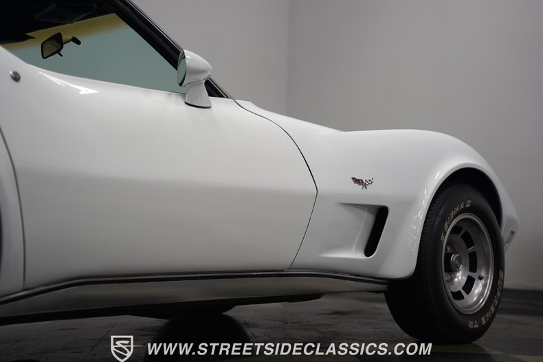 Chevrolet-Corvette-1977-White-Black-41