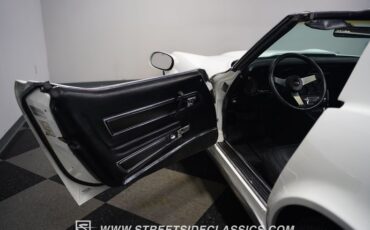 Chevrolet-Corvette-1977-White-Black-43