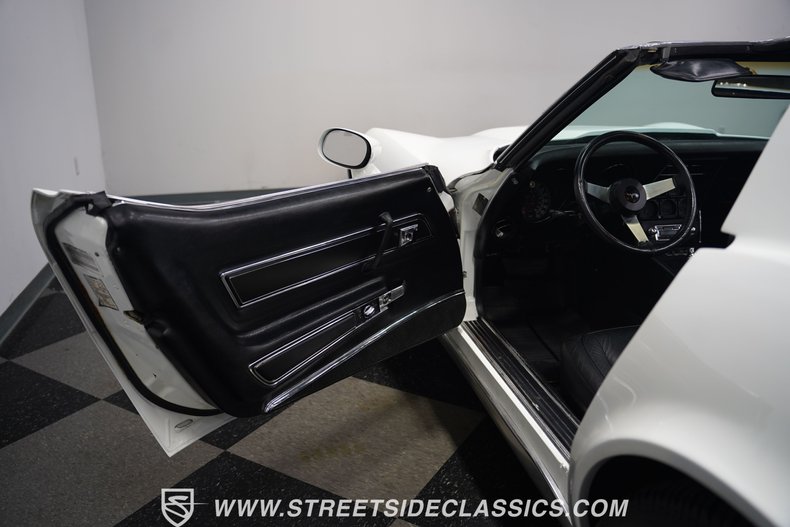 Chevrolet-Corvette-1977-White-Black-43