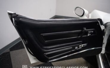 Chevrolet-Corvette-1977-White-Black-44
