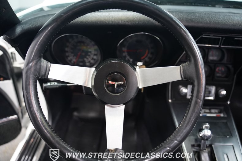 Chevrolet-Corvette-1977-White-Black-45