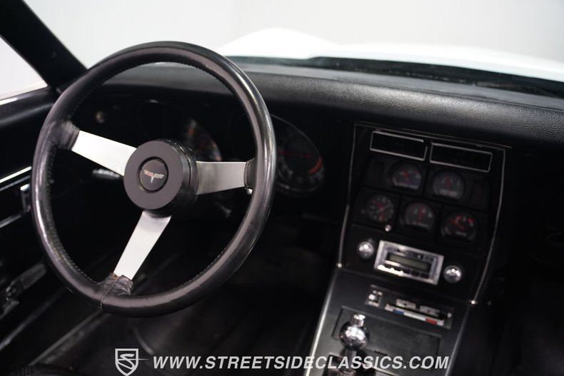 Chevrolet-Corvette-1977-White-Black-49