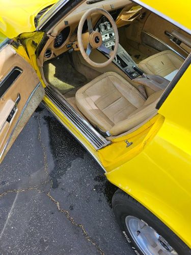 Chevrolet-Corvette-1977-Yellow-1