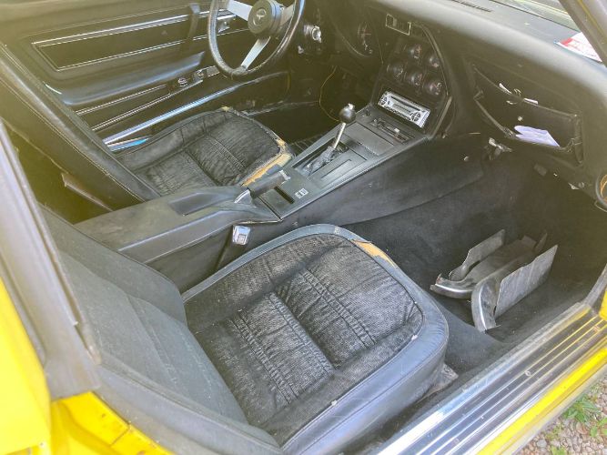 Chevrolet-Corvette-1977-Yellow-12