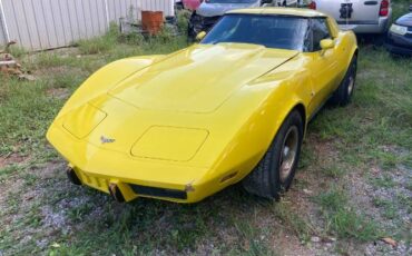 Chevrolet-Corvette-1977-Yellow-2
