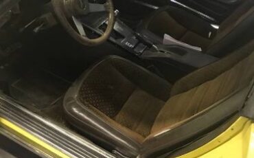 Chevrolet-Corvette-1977-Yellow-2