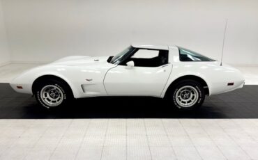 Chevrolet-Corvette-1978-Classic-White-Dark-Blue-1