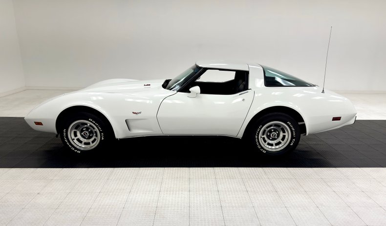 Chevrolet-Corvette-1978-Classic-White-Dark-Blue-1