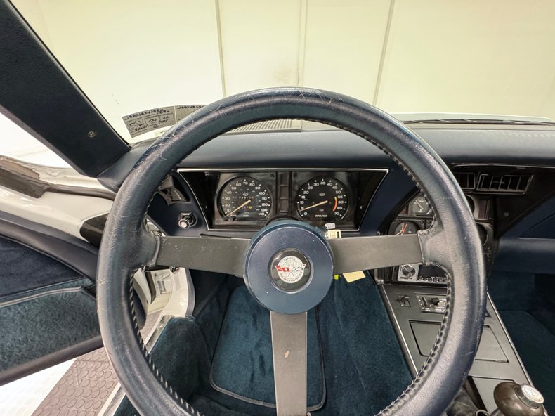 Chevrolet-Corvette-1978-Classic-White-Dark-Blue-10