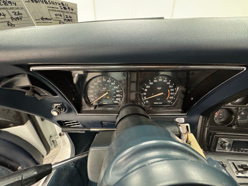 Chevrolet-Corvette-1978-Classic-White-Dark-Blue-11