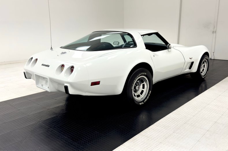 Chevrolet-Corvette-1978-Classic-White-Dark-Blue-12
