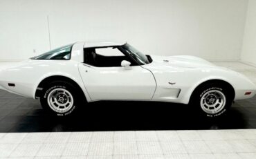 Chevrolet-Corvette-1978-Classic-White-Dark-Blue-13