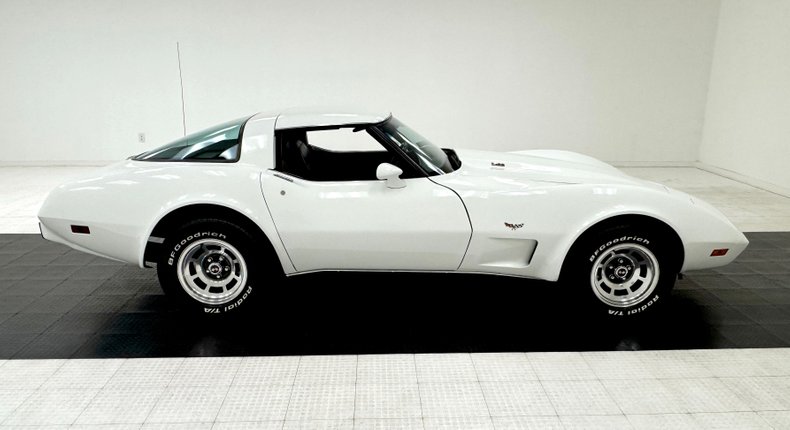 Chevrolet-Corvette-1978-Classic-White-Dark-Blue-13