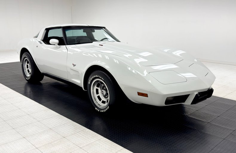 Chevrolet-Corvette-1978-Classic-White-Dark-Blue-14