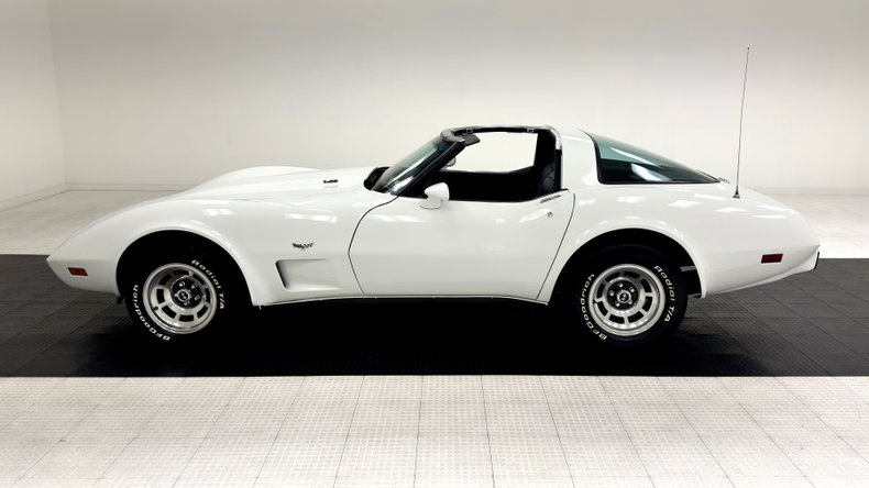 Chevrolet-Corvette-1978-Classic-White-Dark-Blue-2