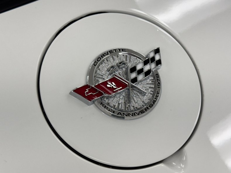 Chevrolet-Corvette-1978-Classic-White-Dark-Blue-28