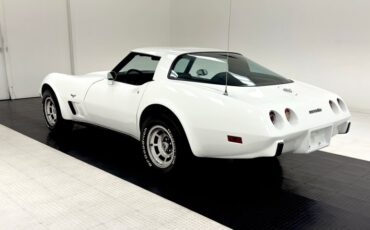 Chevrolet-Corvette-1978-Classic-White-Dark-Blue-3