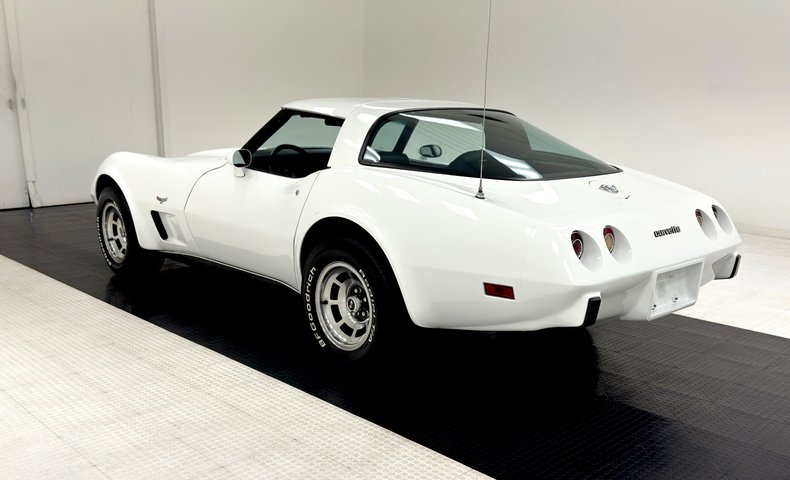 Chevrolet-Corvette-1978-Classic-White-Dark-Blue-3