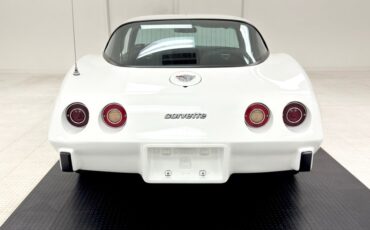 Chevrolet-Corvette-1978-Classic-White-Dark-Blue-4