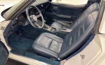 Chevrolet-Corvette-1978-Classic-White-Dark-Blue-5