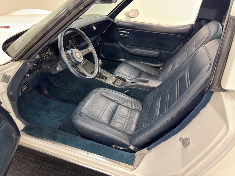 Chevrolet-Corvette-1978-Classic-White-Dark-Blue-5