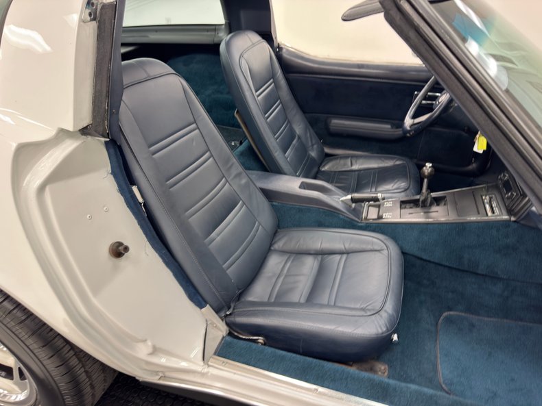 Chevrolet-Corvette-1978-Classic-White-Dark-Blue-7