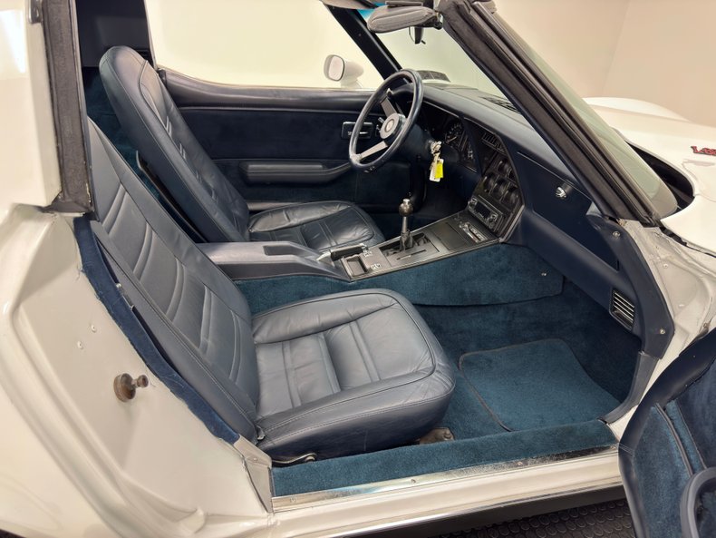 Chevrolet-Corvette-1978-Classic-White-Dark-Blue-8