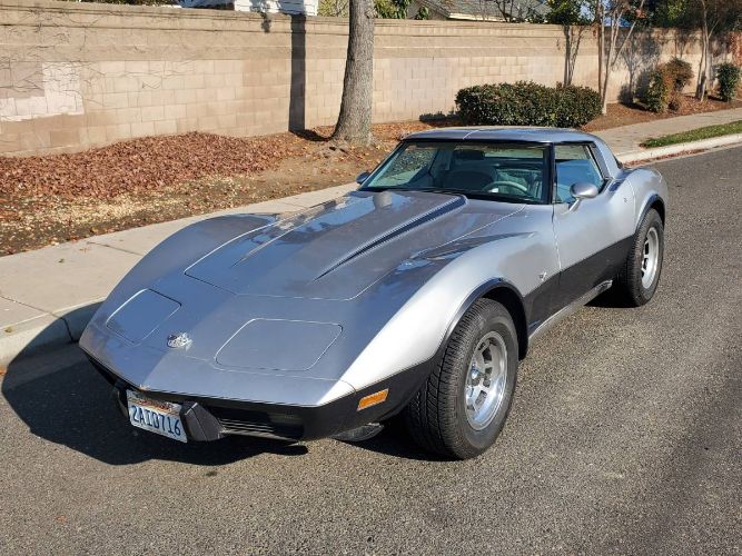 Chevrolet-Corvette-1978-Silver-2