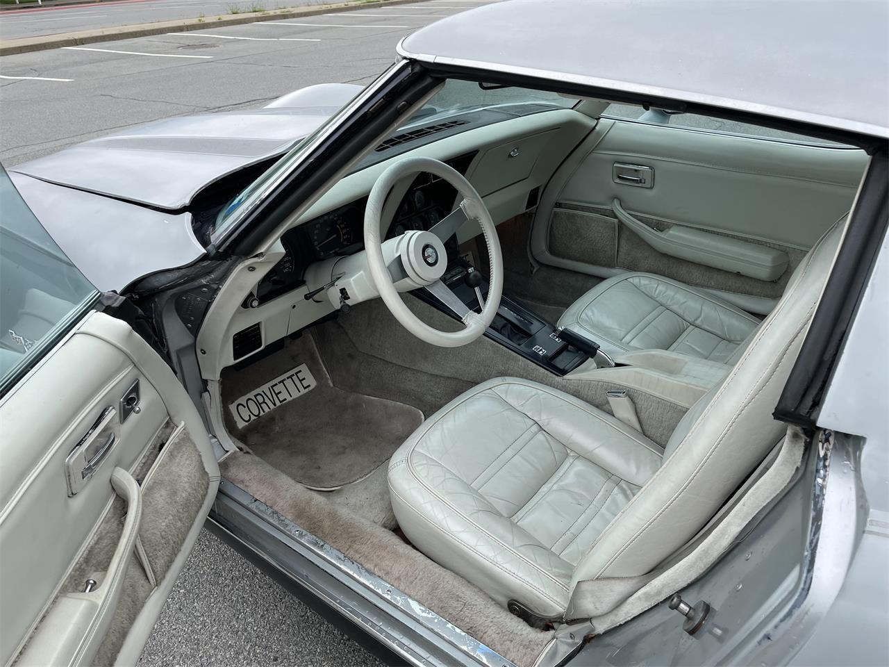 Chevrolet-Corvette-1978-Silver-White-4