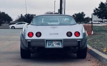 Chevrolet-Corvette-1979-3