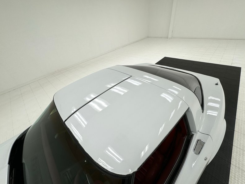 Chevrolet-Corvette-1979-Classic-White-Medium-Red-11