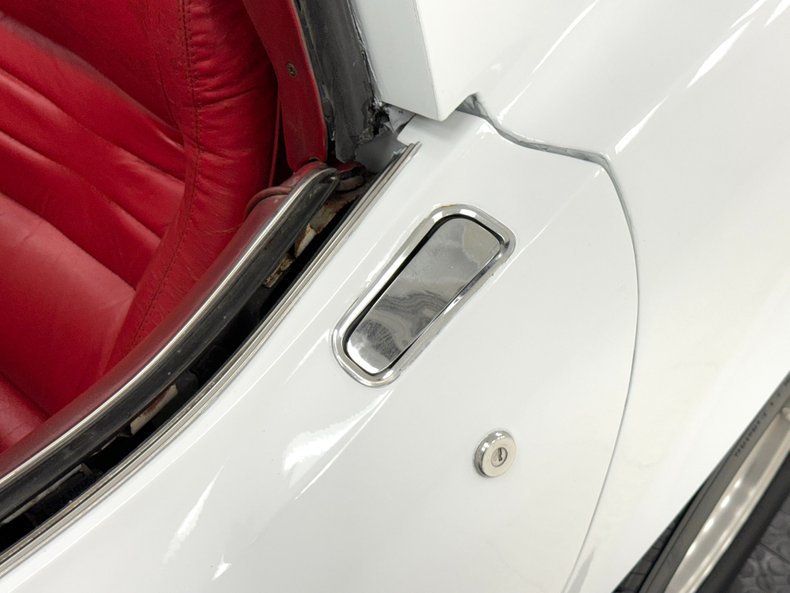 Chevrolet-Corvette-1979-Classic-White-Medium-Red-12