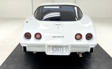 Chevrolet-Corvette-1979-Classic-White-Medium-Red-2