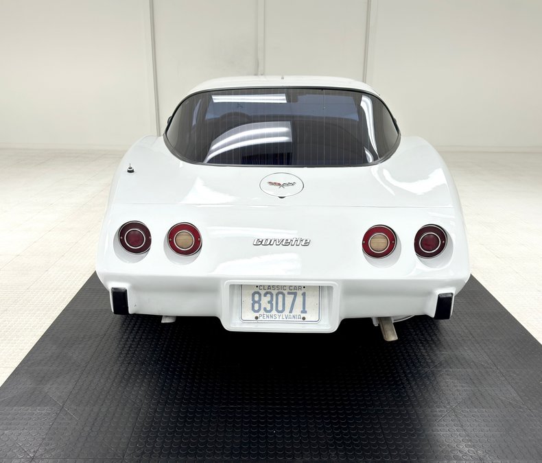 Chevrolet-Corvette-1979-Classic-White-Medium-Red-2