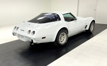 Chevrolet-Corvette-1979-Classic-White-Medium-Red-3