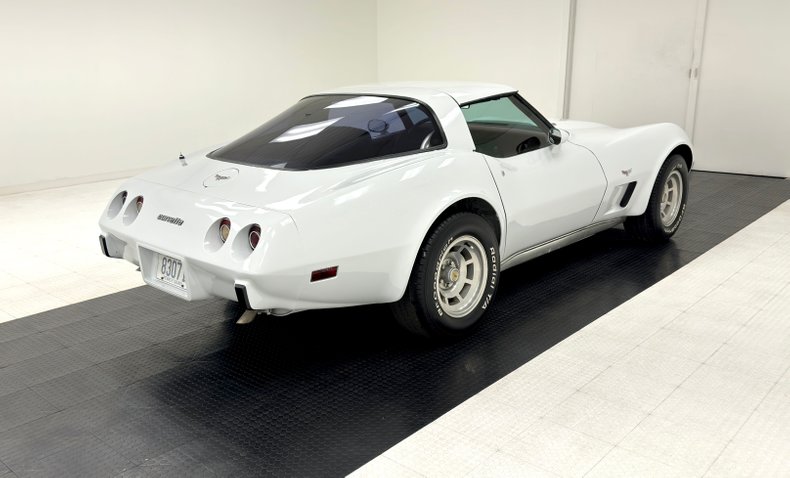 Chevrolet-Corvette-1979-Classic-White-Medium-Red-3